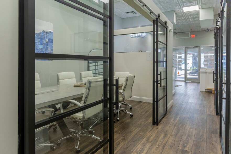 More Photos Of 1433 Main St, Sarasota Storefront For Lease