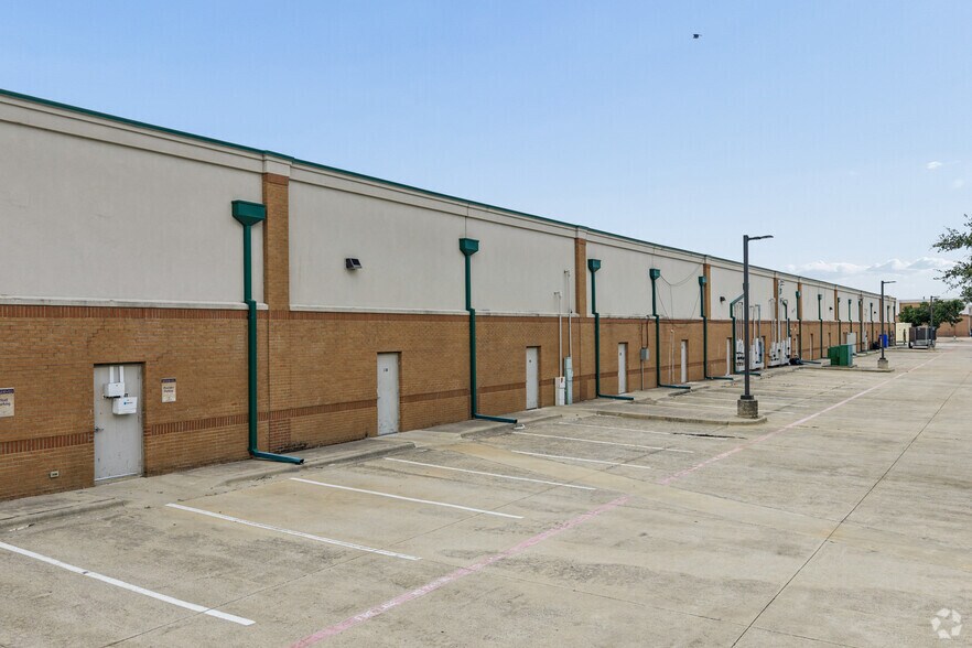 More Photos Of 2122 Rufe Snow Dr, Keller Storefront For Sale