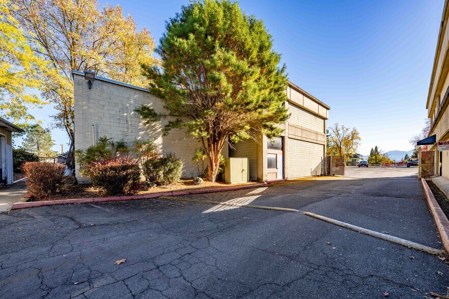 More Photos Of 715 NW Dimmick St, Grants Pass Office For Sale