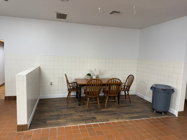 More Photos Of 109 E B St, Cedar Creek Freestanding For Sale