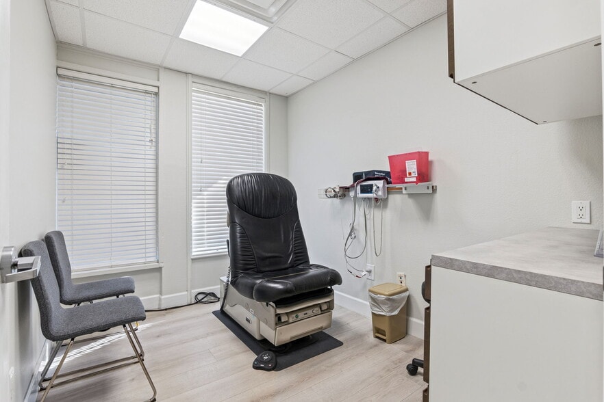 More Photos Of 17425 7th St, Montverde Office For Sale