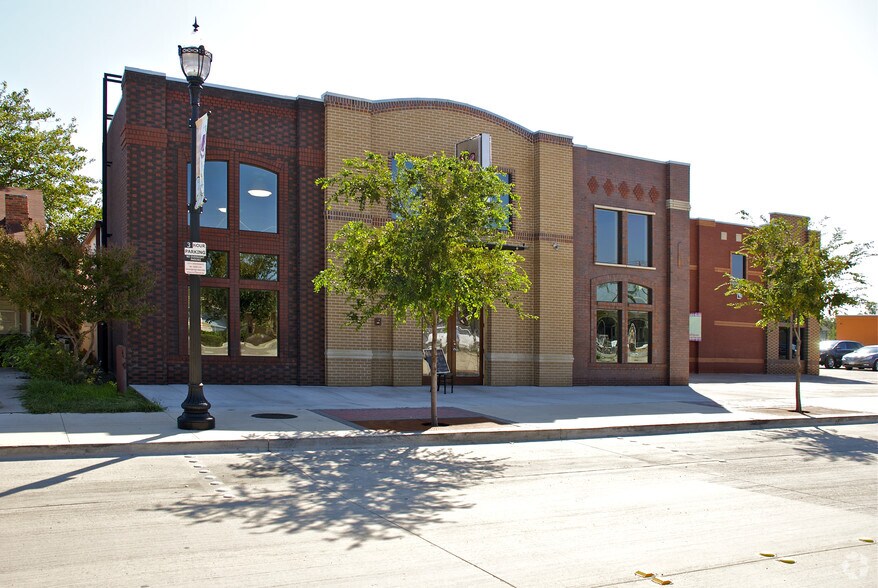 More Photos Of 206 N Oak St, Roanoke Restaurant For Sale