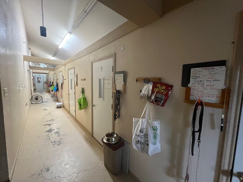 More Photos Of 628 E Veterans Memorial Blvd, Harker Heights Veterinarian Kennel For Sale