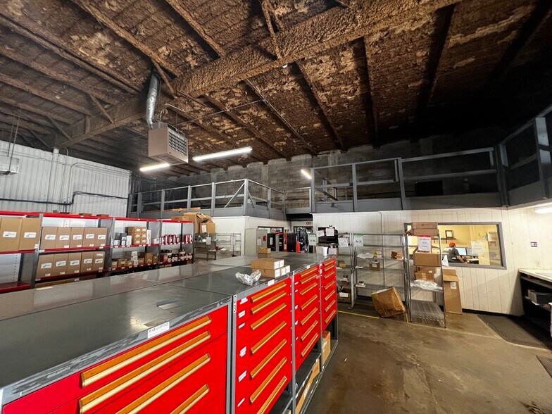 More Photos Of 560 Cynthia St, Jacksonville Warehouse For Sale