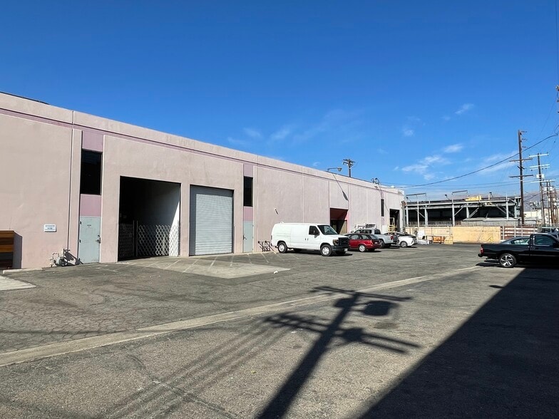More Photos Of 20540 Superior St, Chatsworth Warehouse For Lease