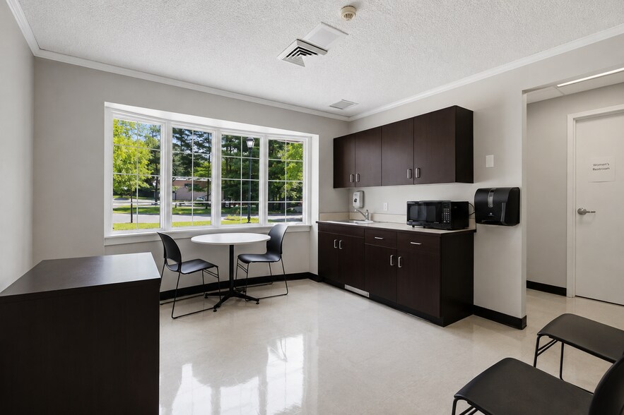 More Photos Of 56 Westchester Ave, Pound Ridge Freestanding For Lease