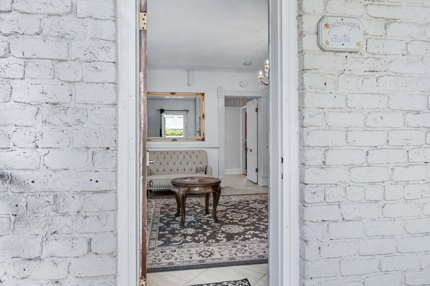 More Photos Of 402 E Gaston St, Savannah Hospitality For Sale