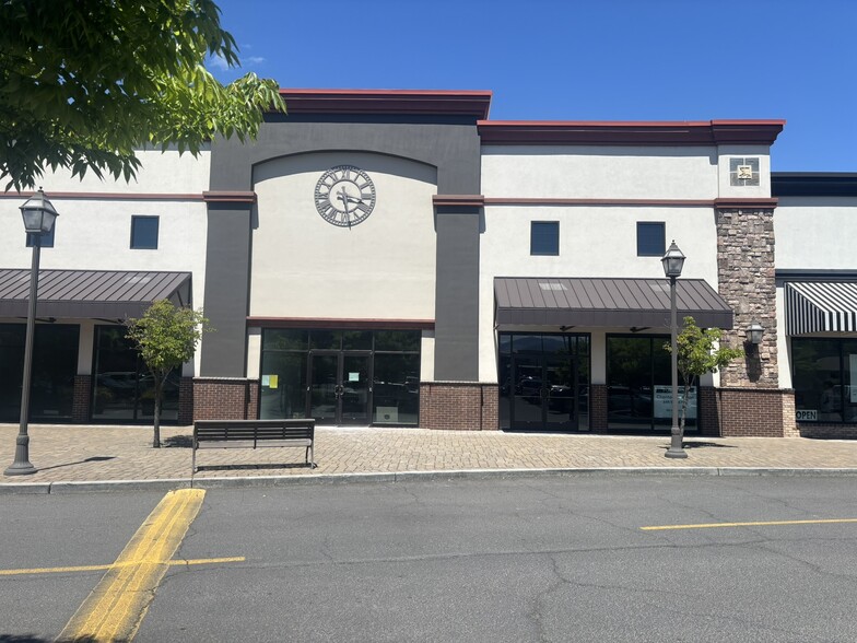 More Photos Of 1251 E McAndrews, Medford Restaurant For Lease