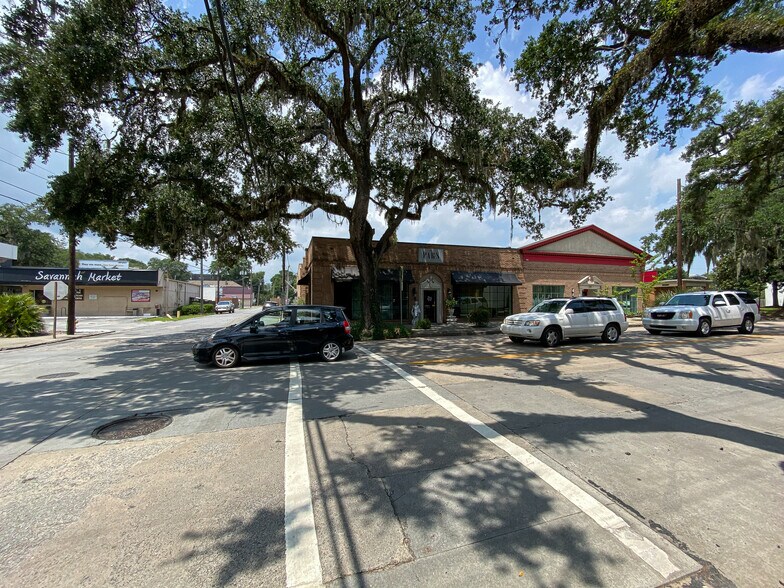 More Photos Of 120 E 42nd St, Savannah Bar For Lease