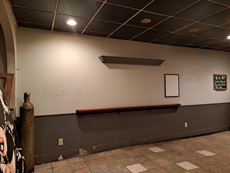 More Photos Of 42 Market St, Bangor Storefront For Lease