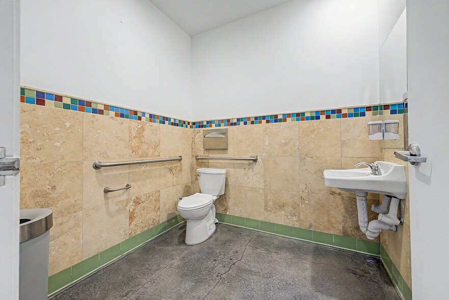 More Photos Of 4750 N Central Ave, Phoenix General Retail For Lease