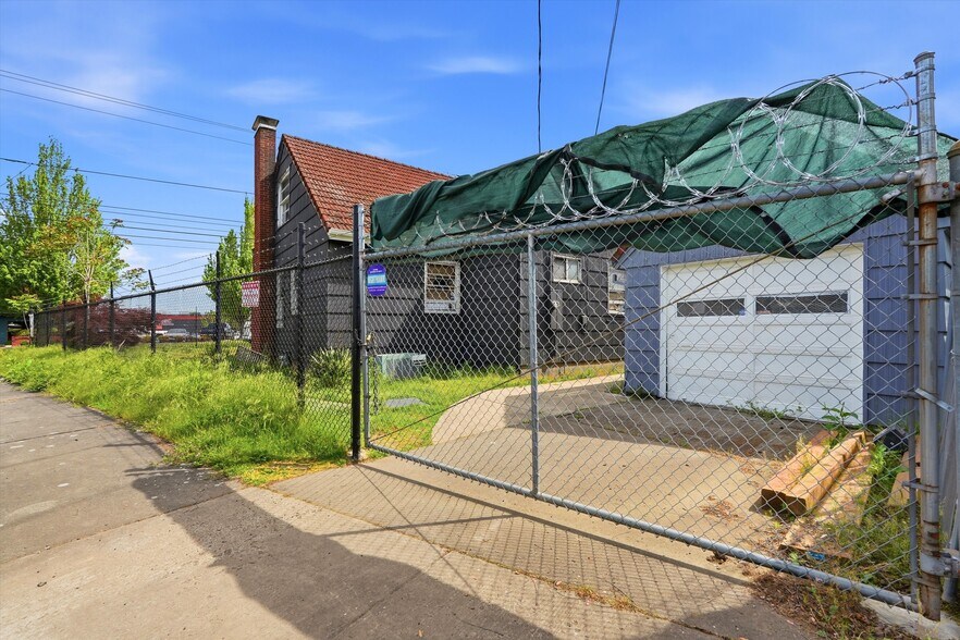 More Photos Of 2706 NE Columbia Blvd, Portland Industrial For Sale