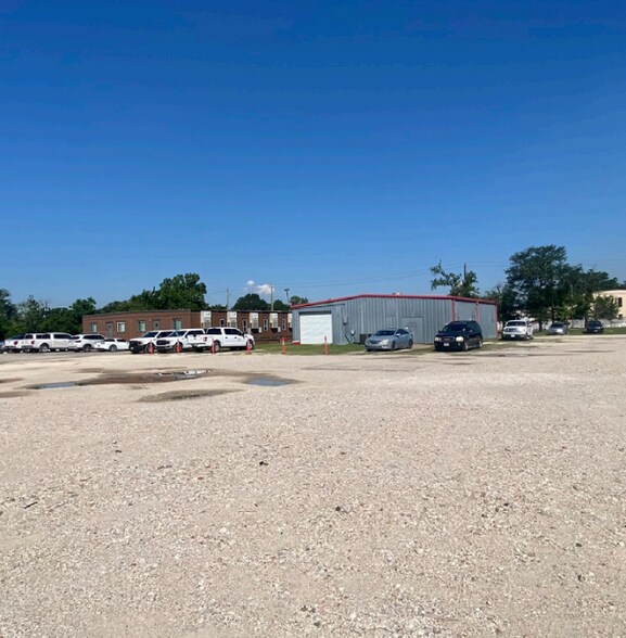 More Photos Of 1220 S Airhart Dr, Baytown Warehouse For Lease