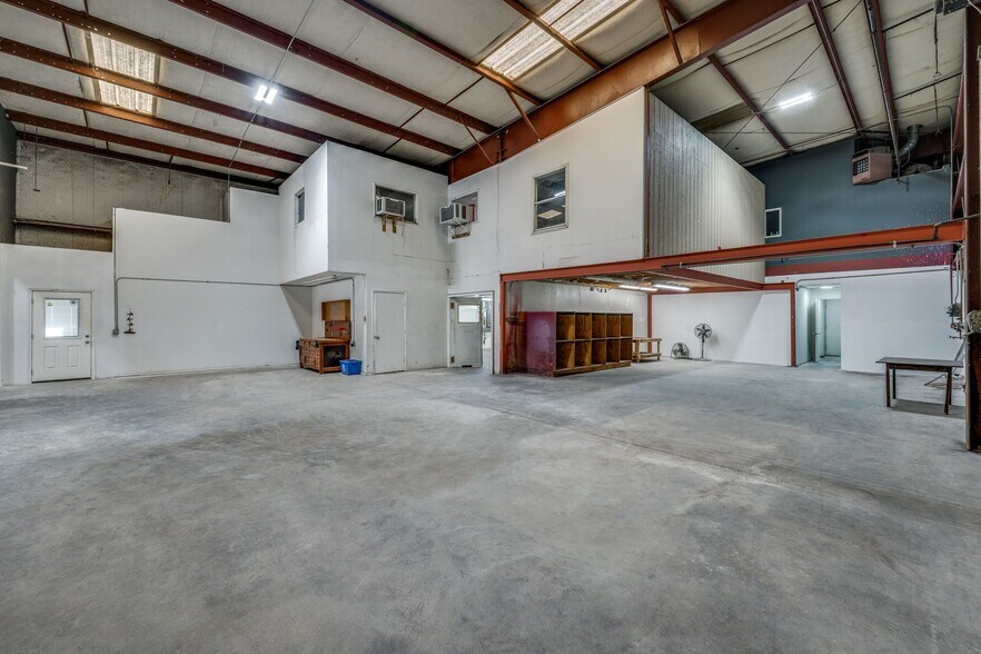 More Photos Of 1919 Rhome St, Dallas Distribution For Lease