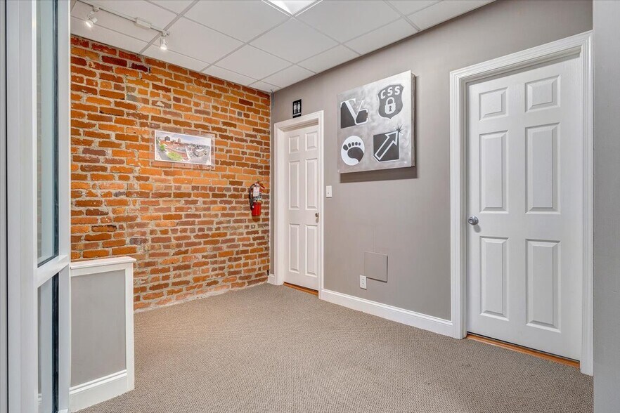 More Photos Of 131 Kirk Ave SW, Roanoke Office For Sale