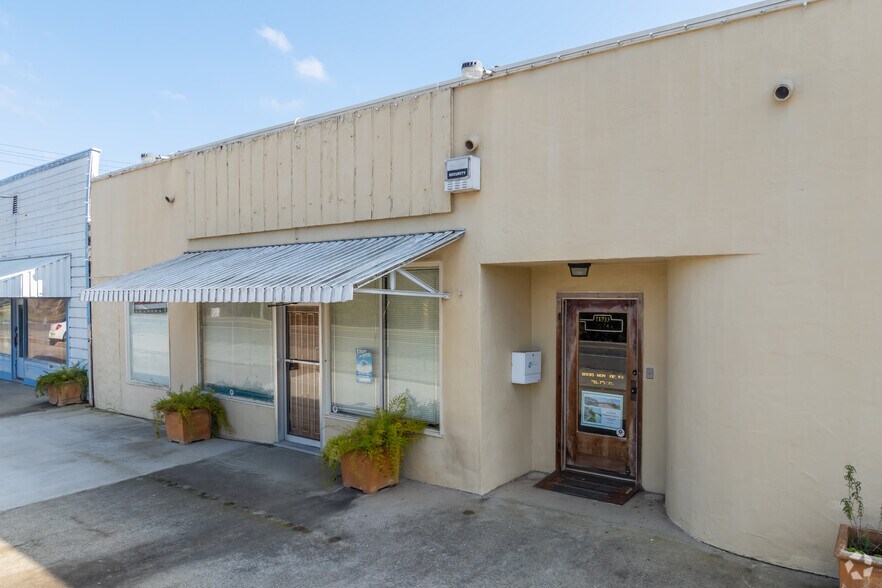 More Photos Of 11715 Riverside Ave, Courtland General Retail For Sale