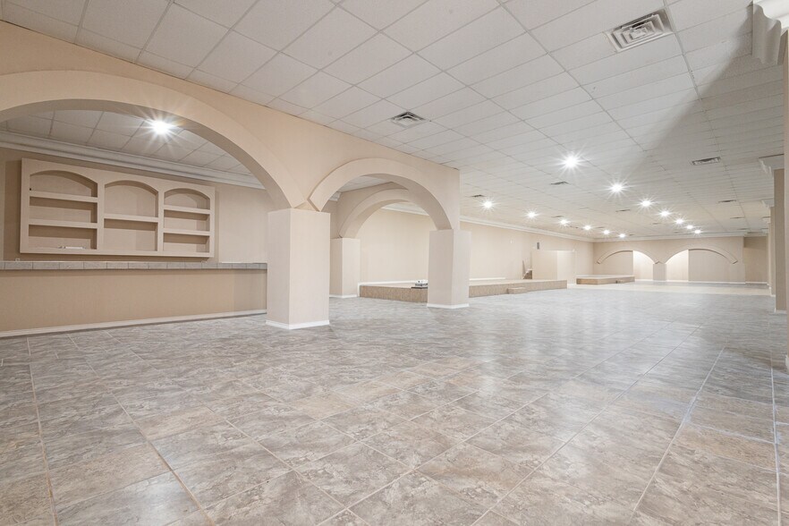 More Photos Of 13644 David Dr, El Paso Showroom For Lease