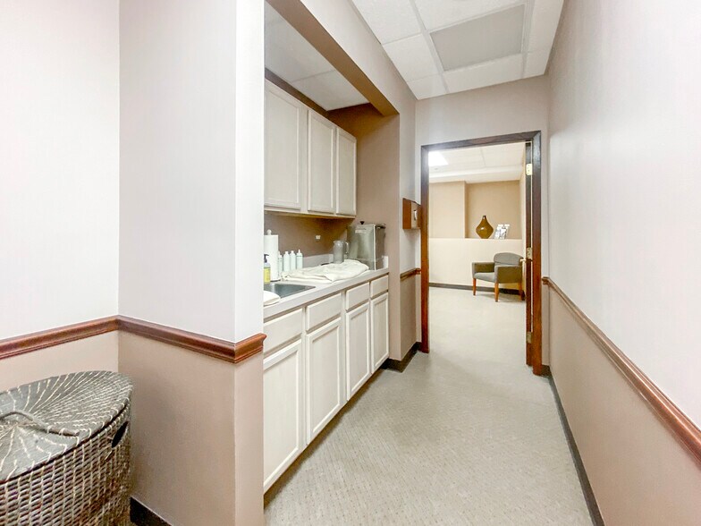 More Photos Of 1 Tiffany Pt, Bloomingdale Medical For Lease