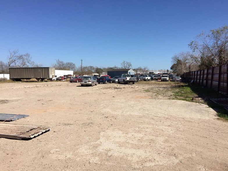 More Photos Of 7735 Lettie St, Houston Auto Salvage Facility For Lease