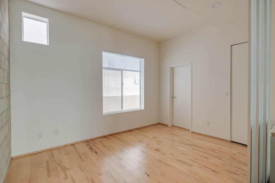 More Photos Of 717 N Highland Ave, Los Angeles Flex For Sale