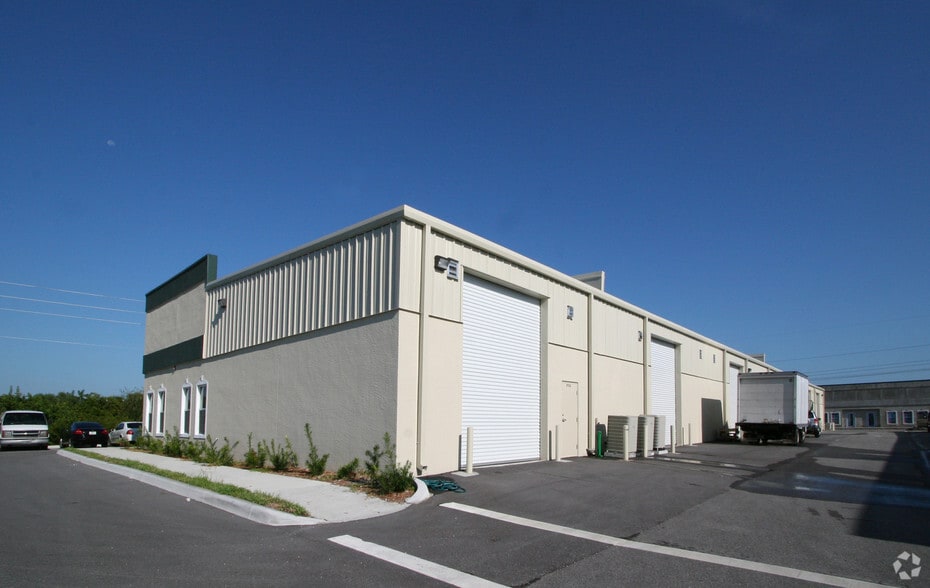 More Photos Of 2035-2047 Global Ct, Sarasota Warehouse For Lease