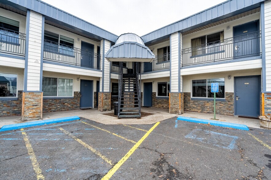 More Photos Of 577 W Monroe St, Burns Hotel For Sale