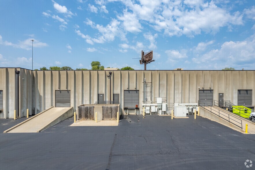 More Photos Of 1300-1322 Adams St, Kansas City Manufacturing For Lease