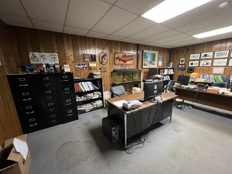 More Photos Of 472 Berrien St, Galesburg Flex For Sale