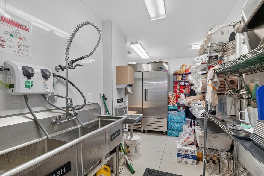 More Photos Of 3134-3150 NE 9th St, Fort Lauderdale Restaurant For Sale