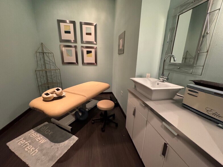 More Photos Of 2140 W Grande Blvd, Tyler Medical For Lease