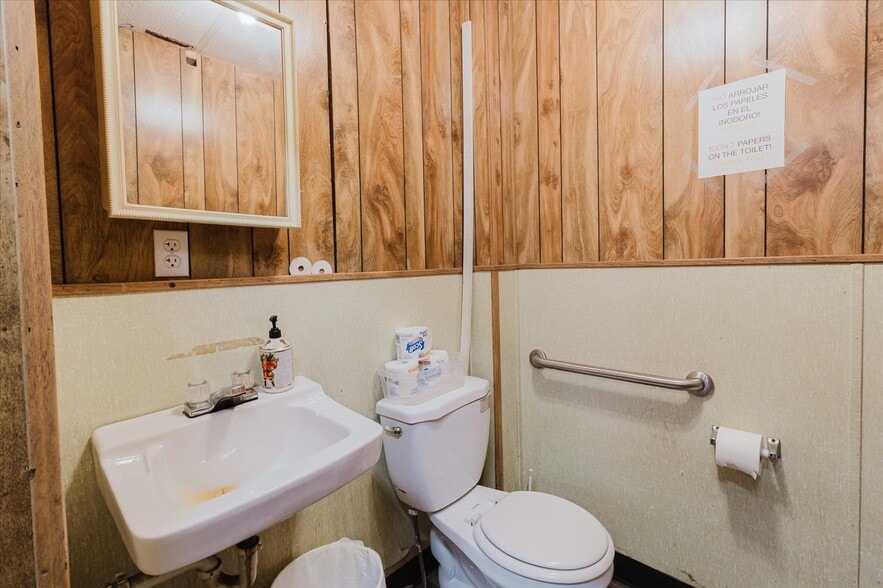 More Photos Of 5404 24th Ave S, Tampa Auto Salvage Facility For Sale