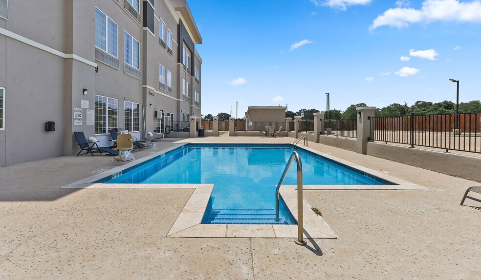 More Photos Of 203 E Highway 90, Luling Hotel For Sale