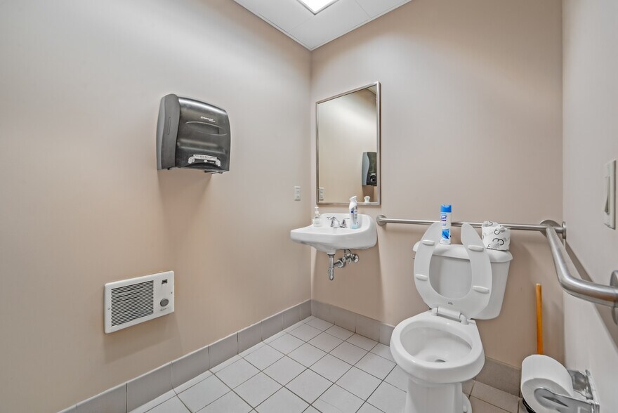 More Photos Of 245 N Peters Ave, Fond Du Lac General Retail For Sale