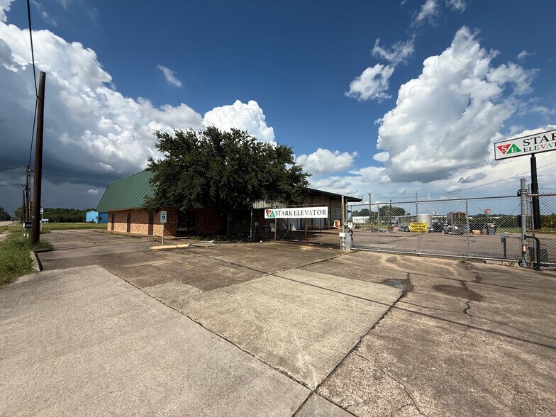 More Photos Of 1655 S 23rd St, Beaumont Service For Sale