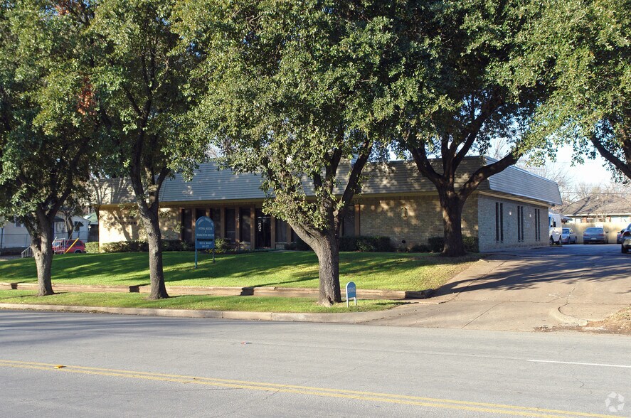 More Photos Of 1001 N Bishop Ave, Dallas Medical For Sale