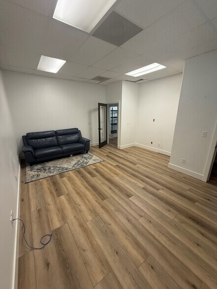 More Photos Of 215 W Ash St, Fallbrook Light Distribution For Lease