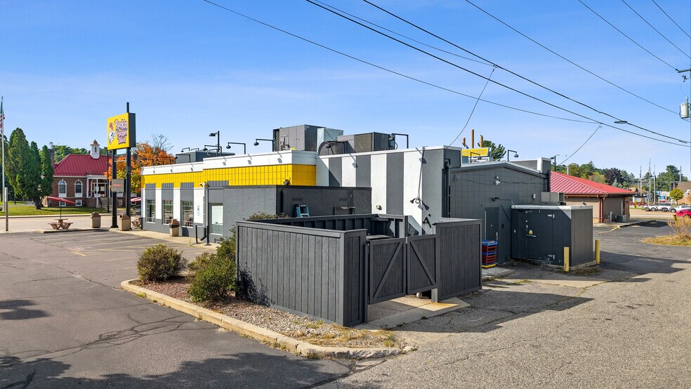 More Photos Of 31 S Wisconsin Dells Pky, Lake Delton Freestanding For Sale