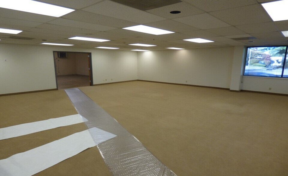 More Photos Of 27 Hollenberg Ct, Bridgeton Flex For Lease