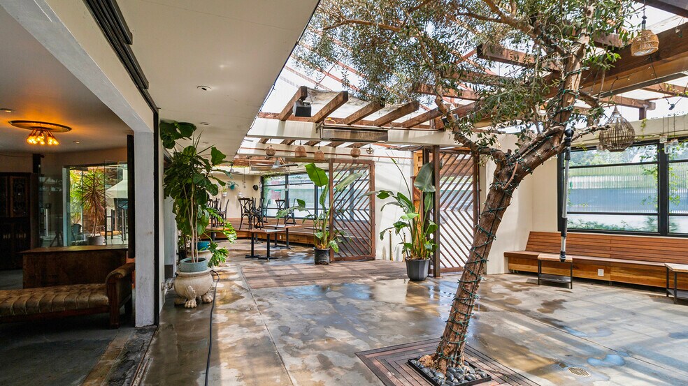 More Photos Of 1835 N Cahuenga Blvd, Los Angeles Restaurant For Sale