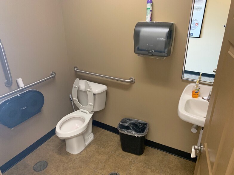 More Photos Of 109-111 Eastgate Dr, Washington Storefront Retail Office For Lease