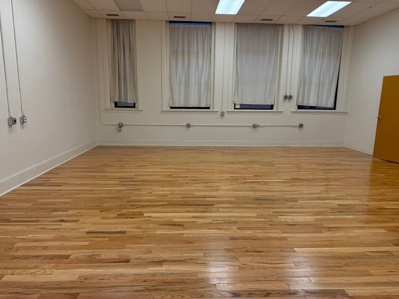 More Photos Of 114 Pearl St, Port Chester Light Distribution For Lease