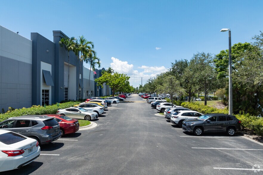 More Photos Of 720 S Powerline Rd, Deerfield Beach Warehouse For Lease