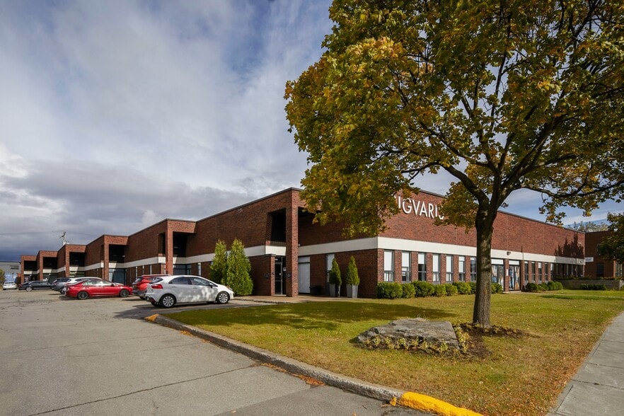 More Photos Of 8411-8451 Ch Dalton, Mont-Royal Warehouse For Lease