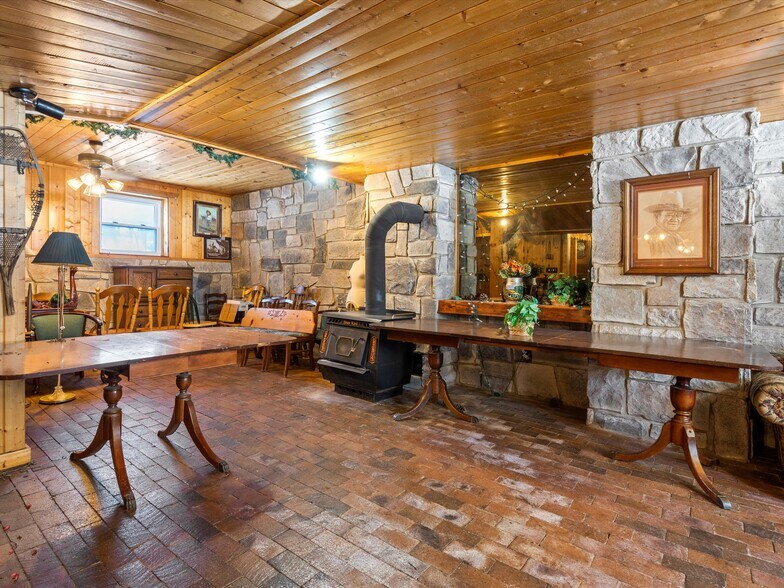 More Photos Of 900 S Highway 39, Huntsville Restaurant For Sale