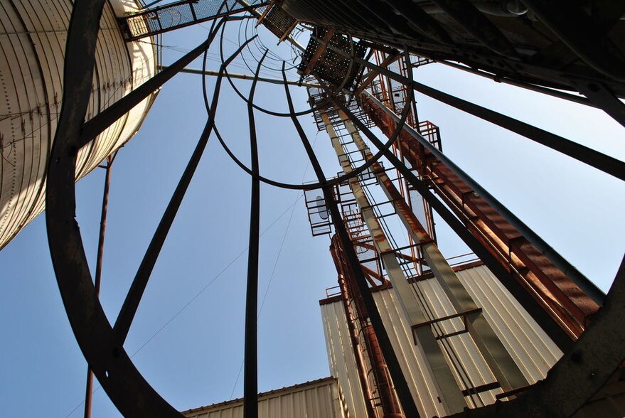 More Photos Of 220 Progress Blvd, Longview Warehouse For Sale