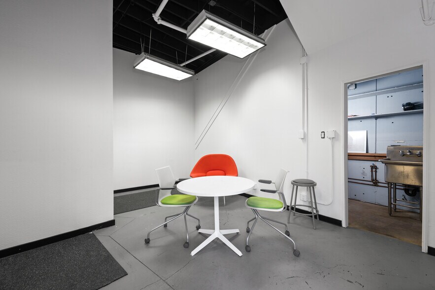 More Photos Of 800 E Dyer Rd, Santa Ana Showroom For Lease