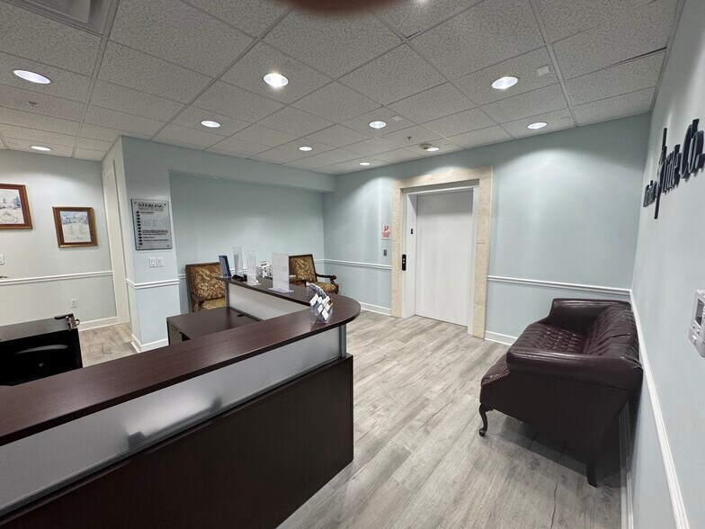 More Photos Of 100 SW Albany Ave, Stuart Office Residential For Lease