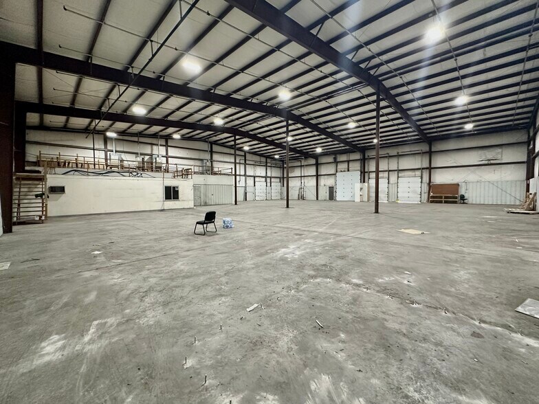 More Photos Of 5571 N Main St, Joplin Showroom For Sale