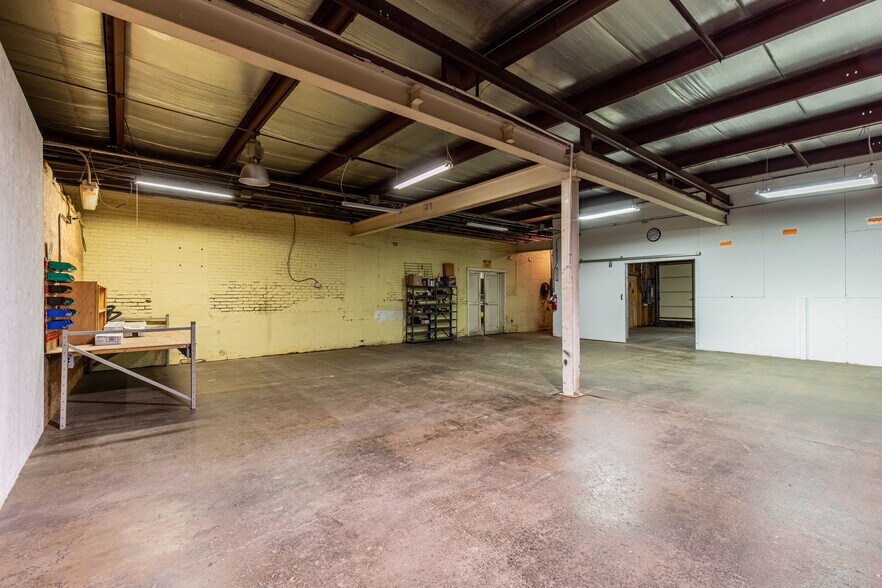 More Photos Of 825 N Pleasant St, Princeton Flex For Sale