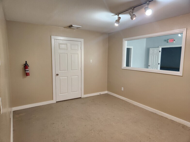 More Photos Of 17610 Hufsmith Kohrville Rd, Tomball Industrial For Lease